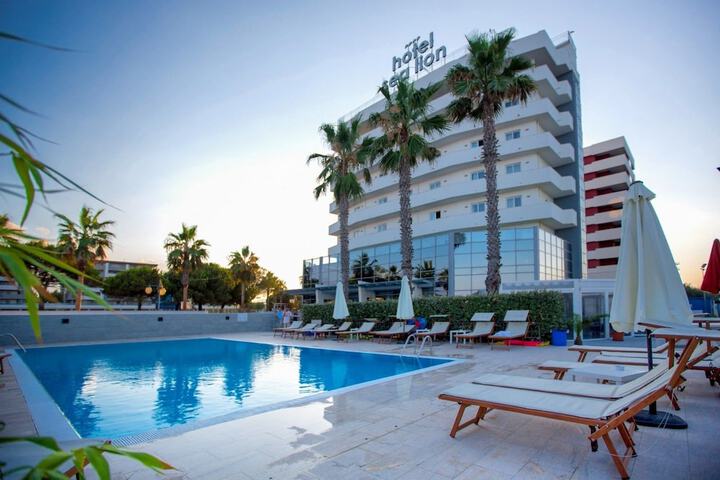 Hotel Pool
