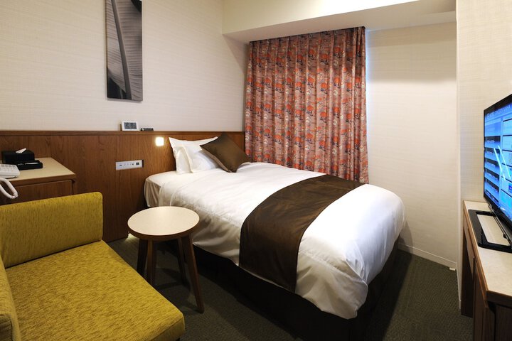 Room 7 of 104