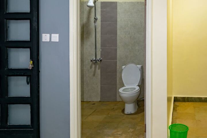 Room 4 of 16