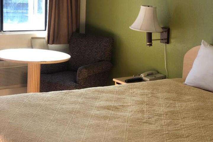 1 Queen Bed (2 of 4)