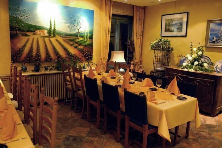 Dining 15 of 31