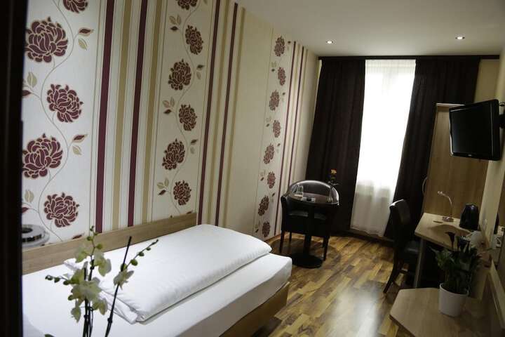 Room 17 of 30