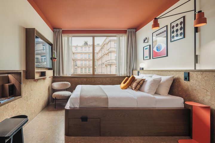 Room 12 of 48