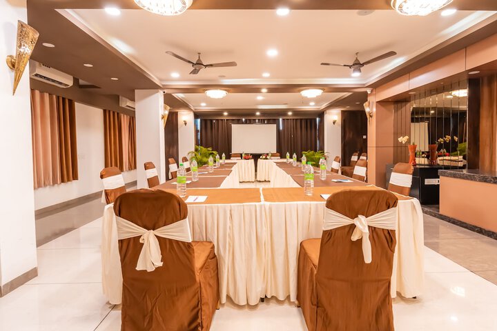 Ballroom/Hall 12 of 17