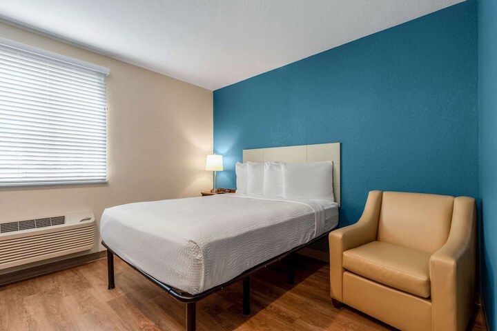 1 Queen Bed (3 of 17)