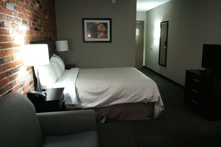 Room 11 of 28