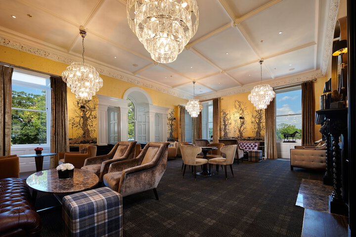Lobby lounge
