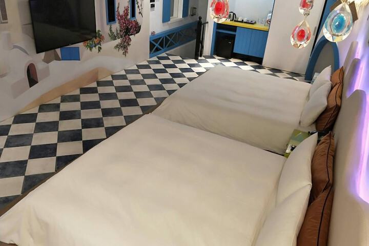 Room 53 of 75