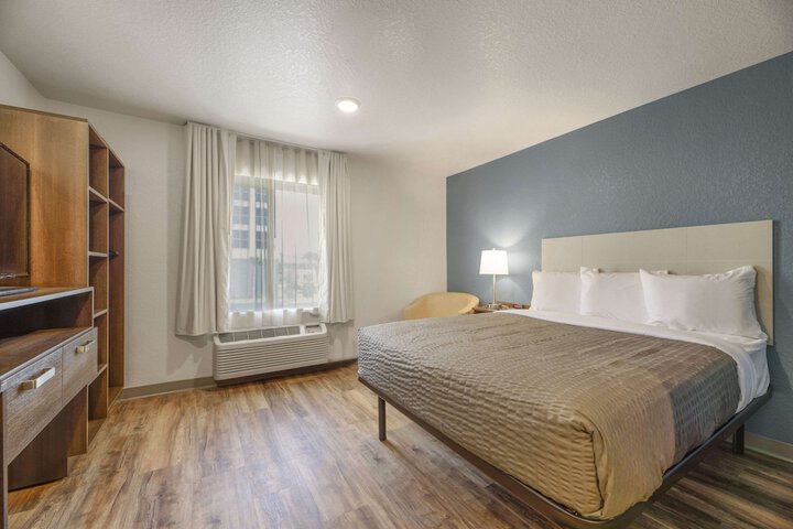 1 Queen Bed (2 of 20)