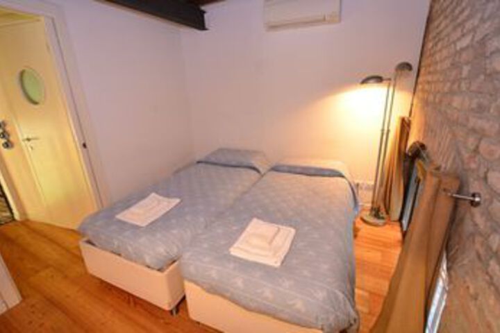 Room 10 of 21