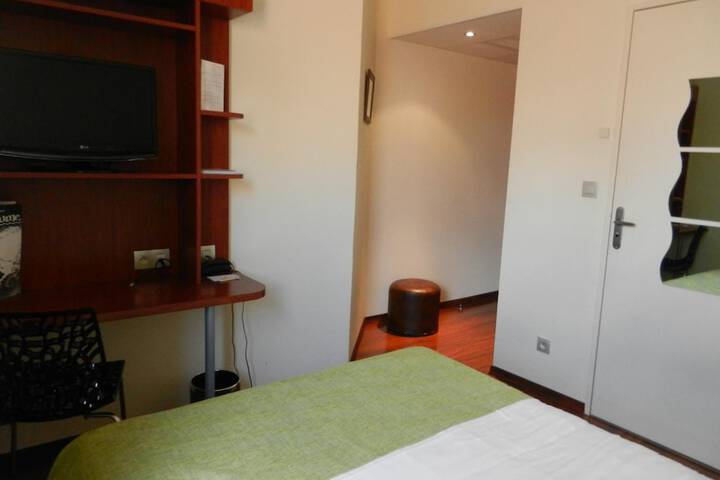 Room 33 of 84