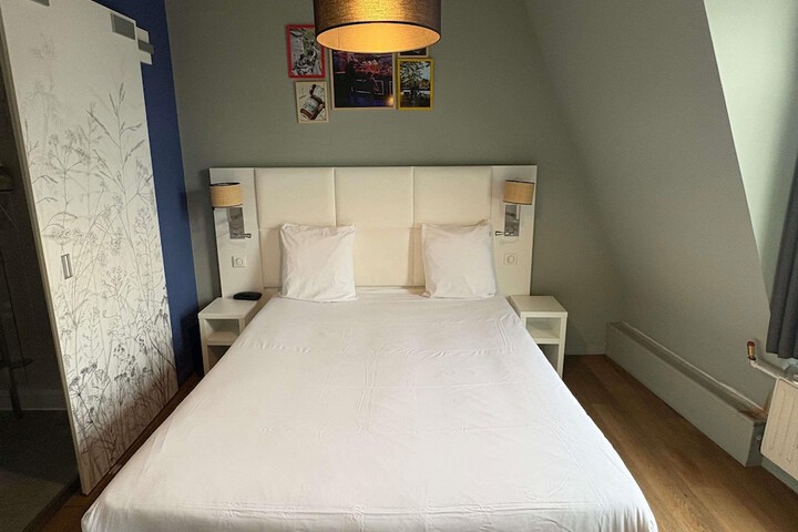 Room 33 of 65