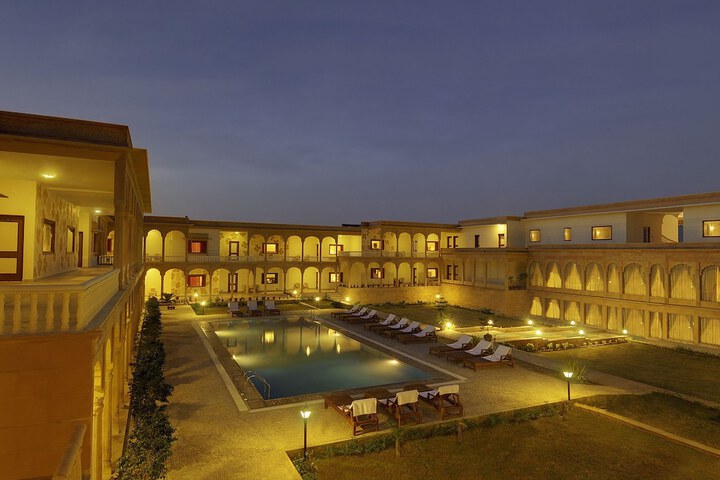 Hotel with Pool