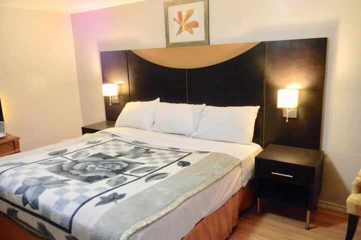 1 King Bed (2 of 14)