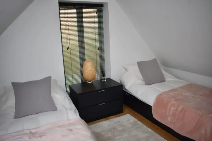 Room 4 of 10