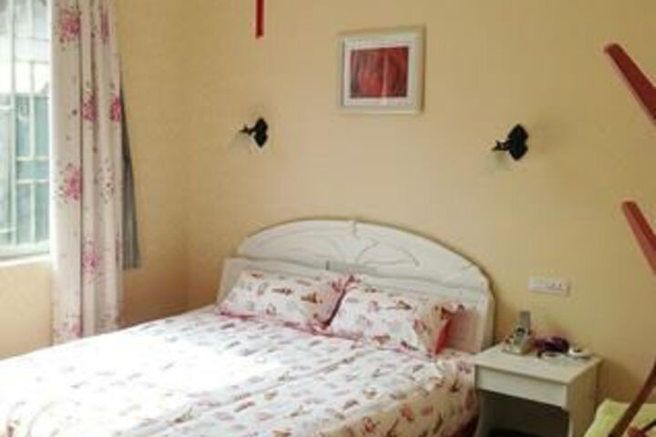 Room 4 of 8
