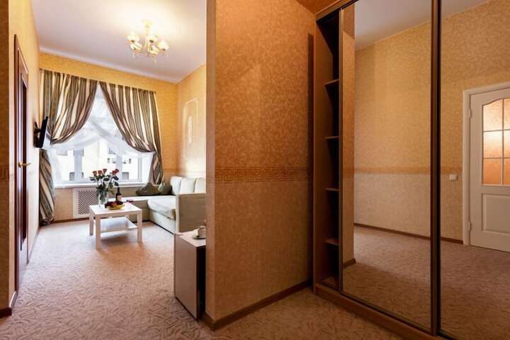 Room 28 of 46