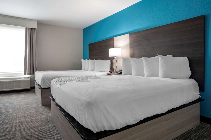 2 Queen Beds (10 of 14)