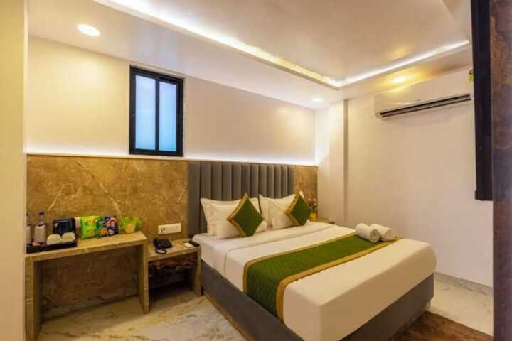 Room 4 of 9