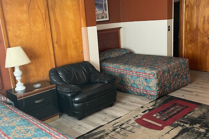 Room 4 of 17