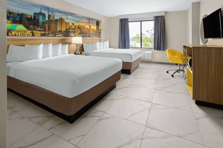 1 Queen Bed (1 of 6)