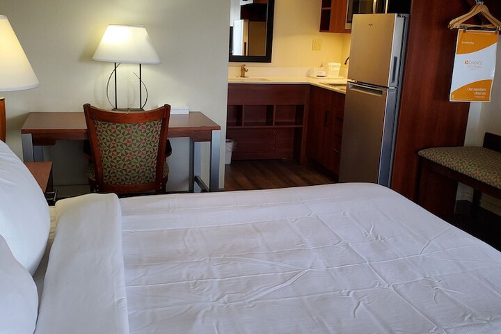 1 Queen Bed (11 of 14)