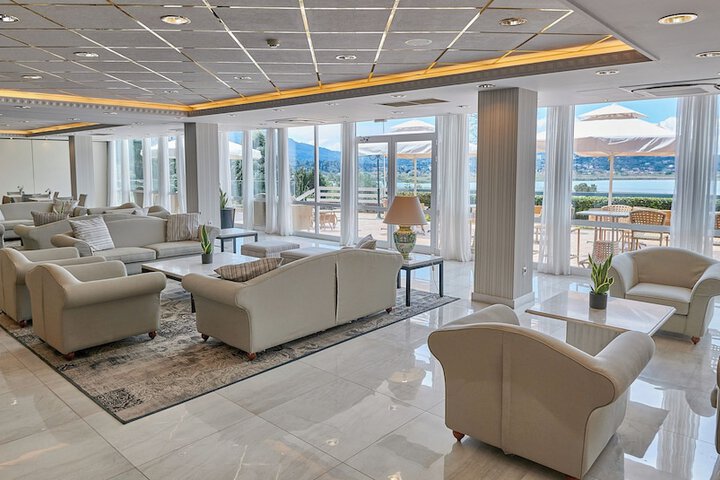 Ballroom/Hall 58 of 72