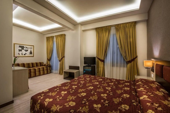 Room 32 of 43