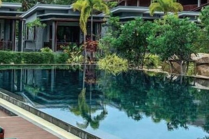 Hotel with Pool