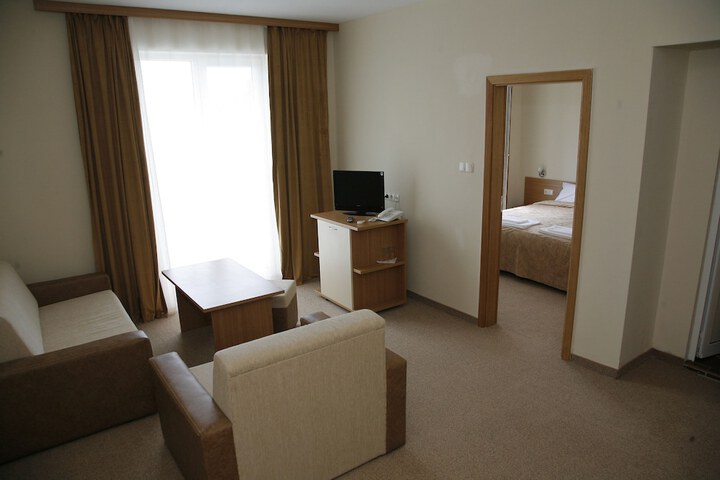 Room 2 of 8