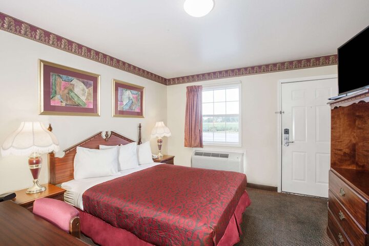1 King Bed (1 of 8)