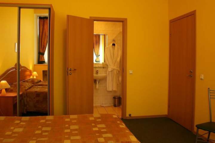 Room 13 of 115