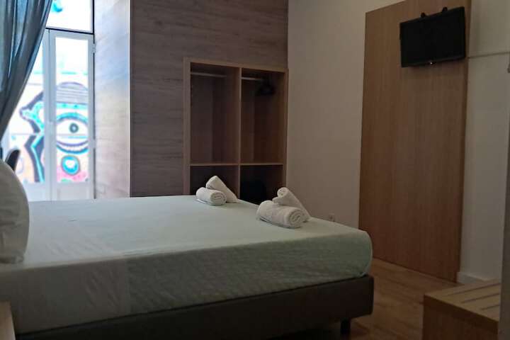 Room 12 of 160