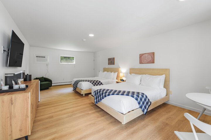 Deluxe 2 Queen Beds (10 of 10)