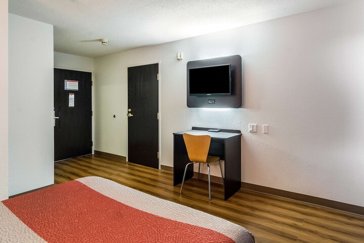 1 Queen Bed (6 of 9)