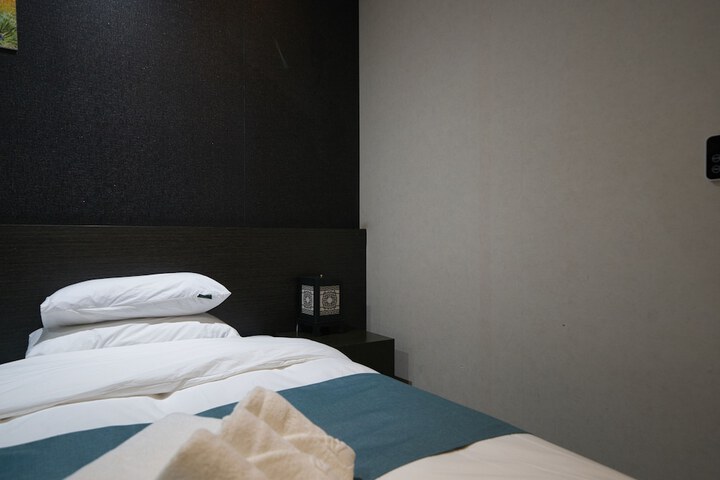 Room 13 of 85