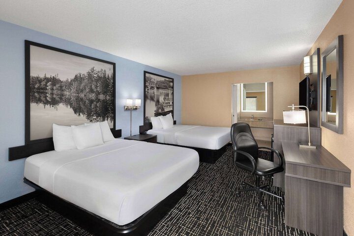 2 Queen Beds (4 of 15)