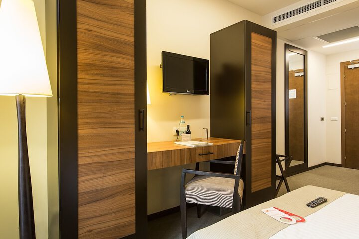 Room 14 of 102