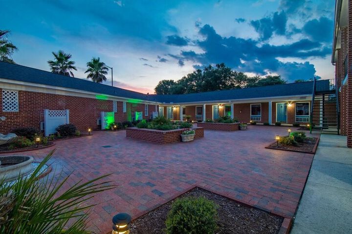 Hotel Exterior 15 of 27