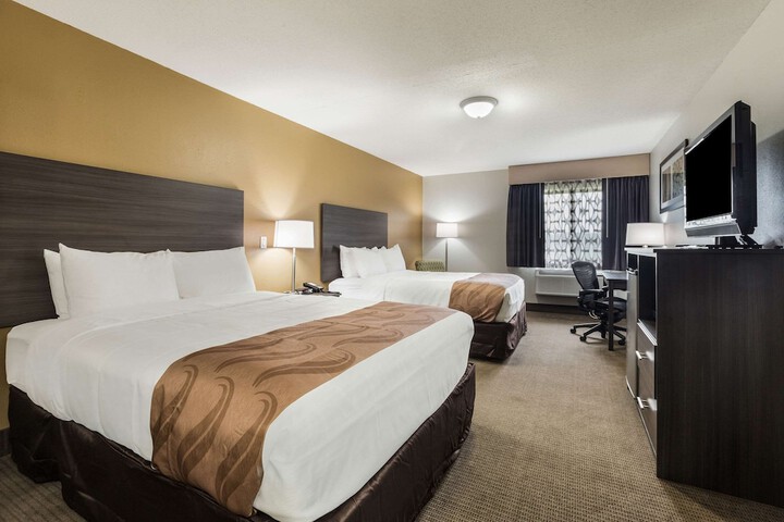 1 Queen Bed (10 of 13)