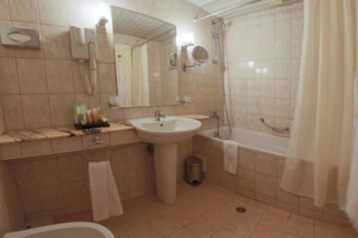 Room 2 of 38