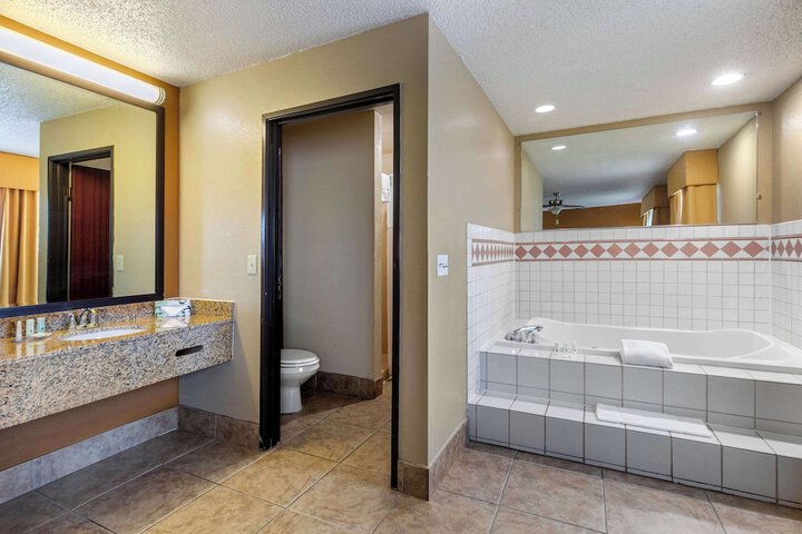Suite 2 Queen Beds (24 of 26)