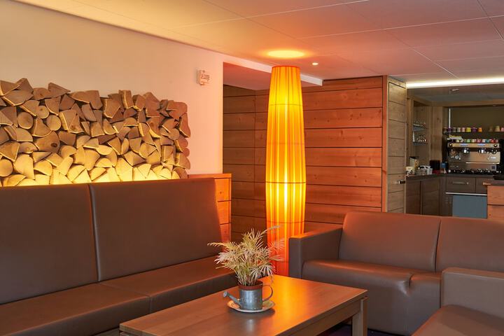 Lounge 34 of 42
