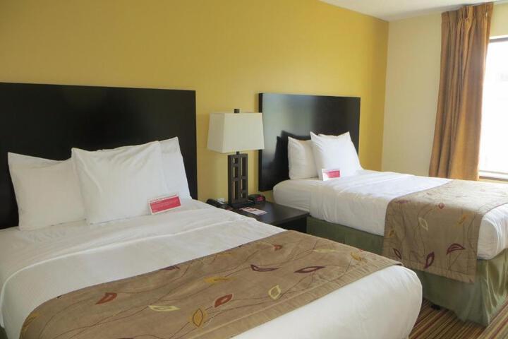 2 Queen Beds (2 of 7)