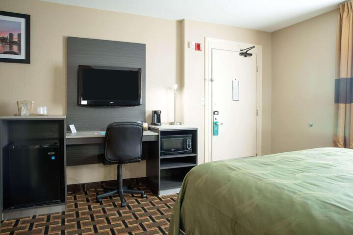 1 Queen Bed Accessible (21 of 21)