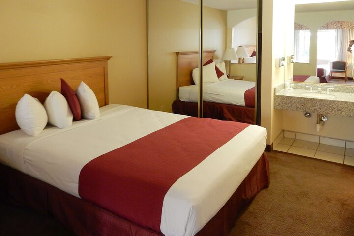 1 King Bed (2 of 7)