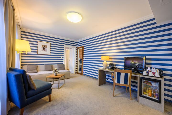 Room 37 of 62