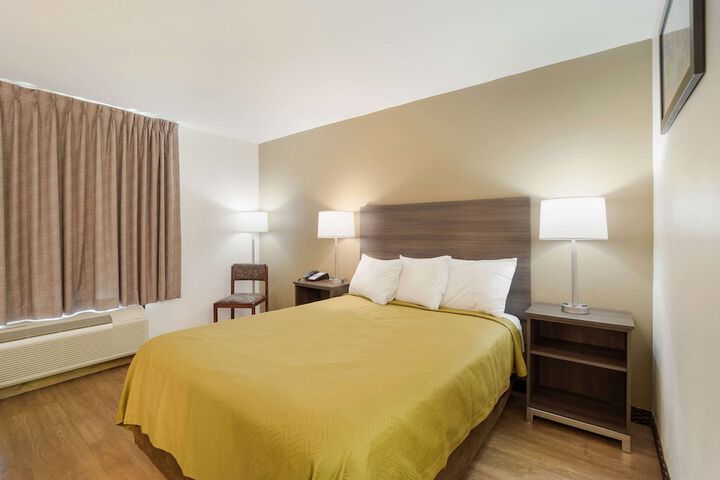 1 Queen Bed (10 of 14)