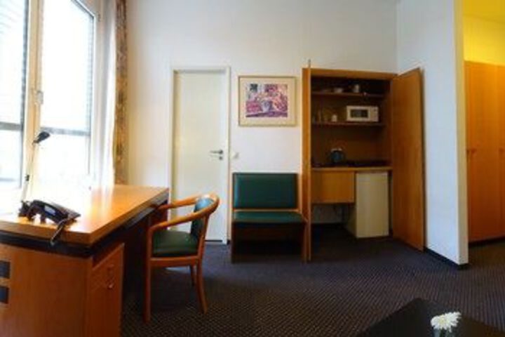 Room 10 of 16