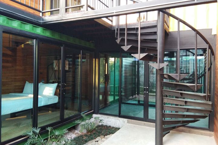 Room 10 of 100